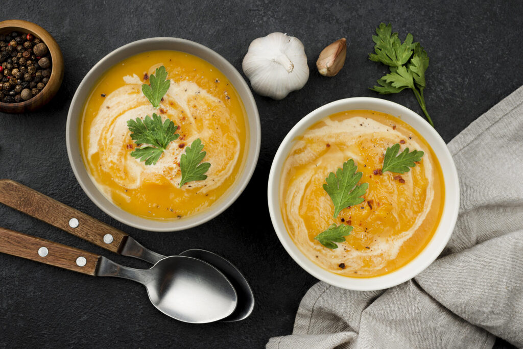 Zwei Schalen hausgemachte Kürbissuppe