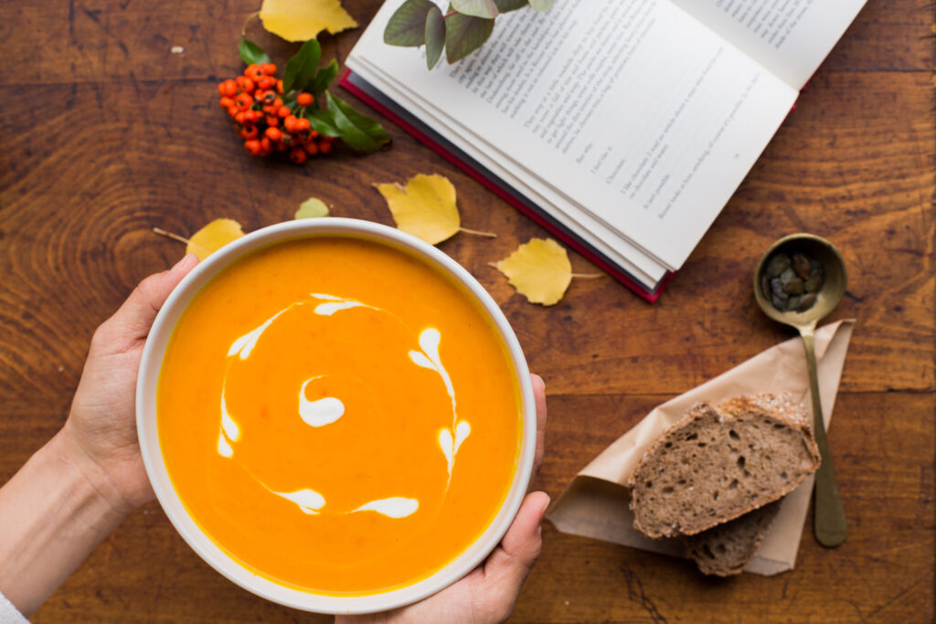Hausgemachte Kürbissuppe mit Brot – frisch gekocht von Simply Soup Zürich