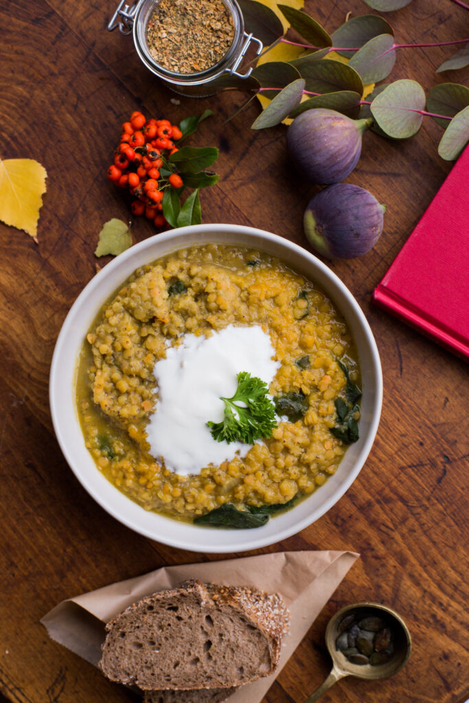 Hausgemachte Linsensuppe mit Joghurt und Brot