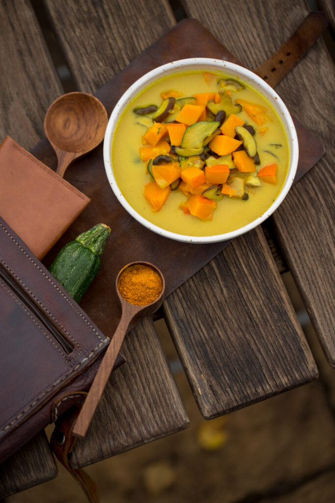 Currysuppe mit Kürbis und Zucchini, frisch zubereitet