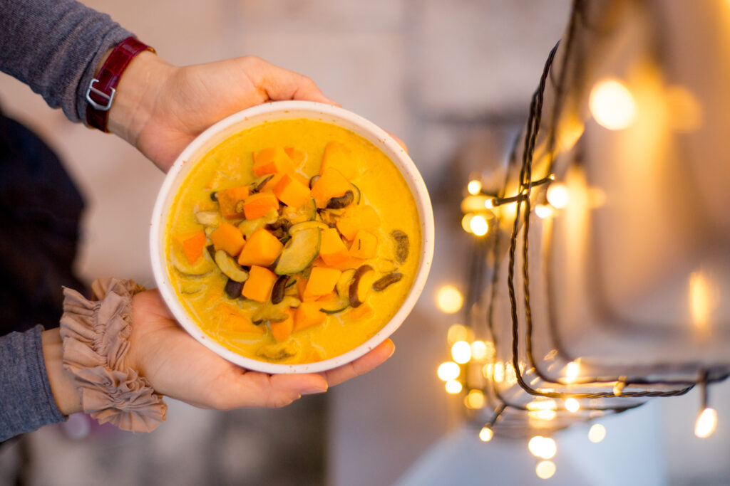 Heisse Kürbissuppe mit Lichterkette – Weihnachtsessen-Catering von Simply Soup in Zürich