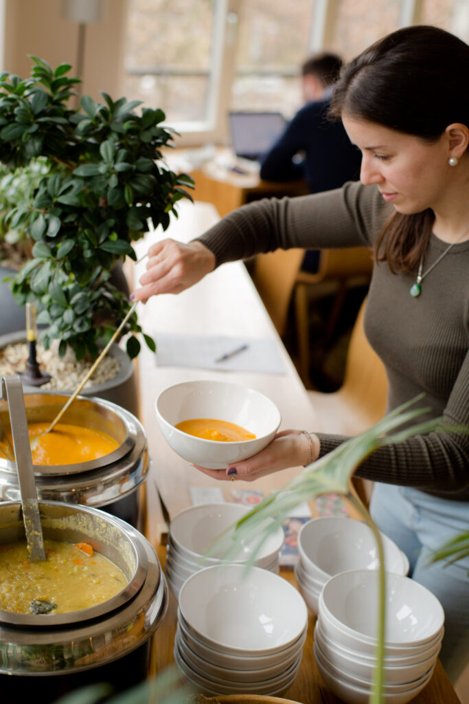 Suppenbuffet mit Selbstbedienung bei einem Firmenanlass